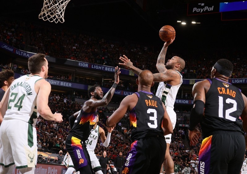  字母哥暴扣统治内线雄鹿轻取尼克斯稳固排名